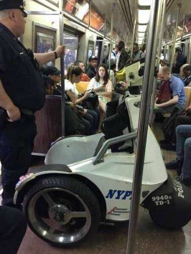 Странные и необычные пассажиры в метро (26 фото)
