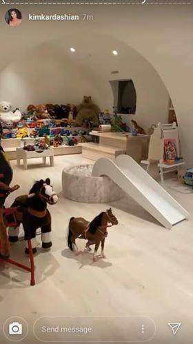 Игровая комната детей Ким Кардашян разительно отличается от большинства (10 фото)