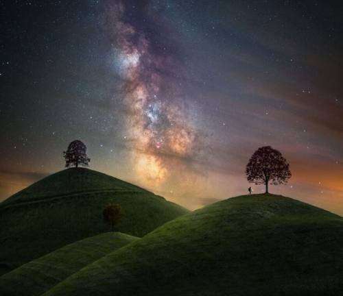 Фотограф запечатлел красоту дневного и ночного неба (16 фото)