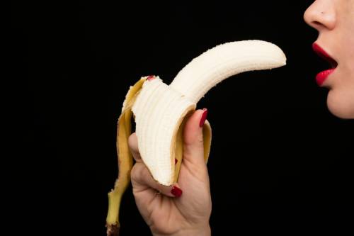 банан у рта