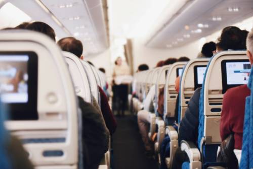 пассажиры сидят на местах в самолете
