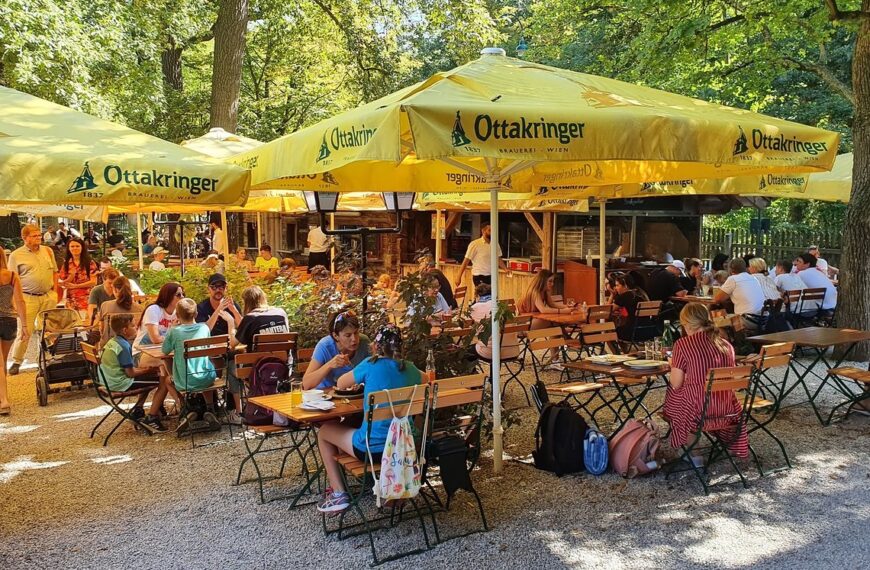 Почему уличный зонт для кафе — это инвестиция в прибыль?