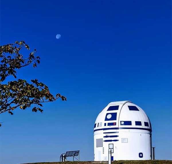 Професор перетворив обсерваторію на R2-D2