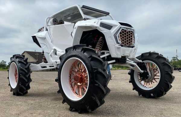 Спортивний мотовсюдихід Polaris на тракторних колесах