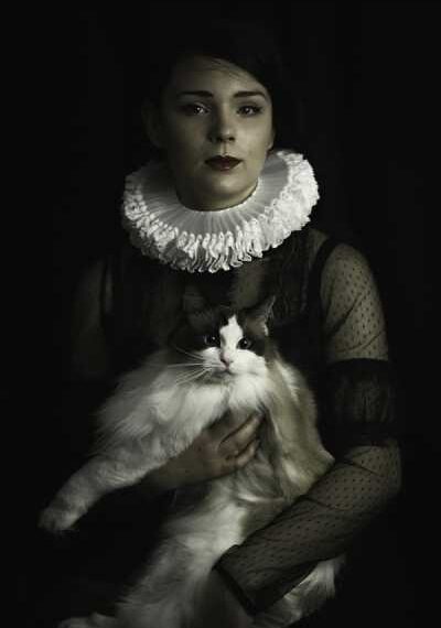 Портрети дівчат з кішками, наче з іншої епохи