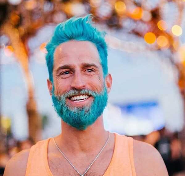 Новий тренд чоловічої моди: різнокольорове волосся та борода