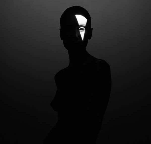 Фотограф Георгій Майєр одягнув моделей у світло та тінь