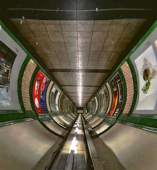 Перевернуті станції метро схожі на космічні кораблі