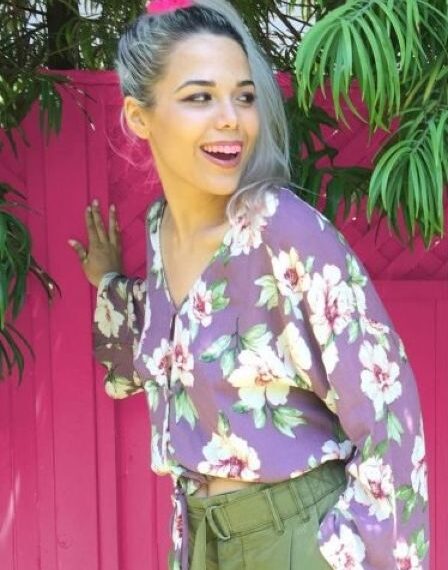 Зараз модно покривати зуби кольоровим лаком