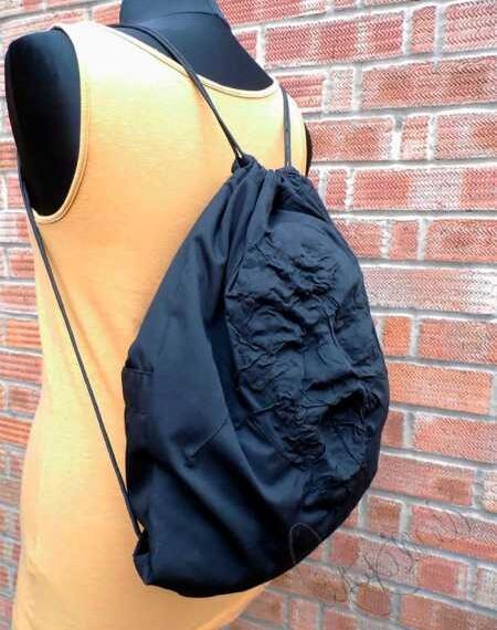 Англійка шиє сумки та рюкзаки з рельєфами у вигляді облич