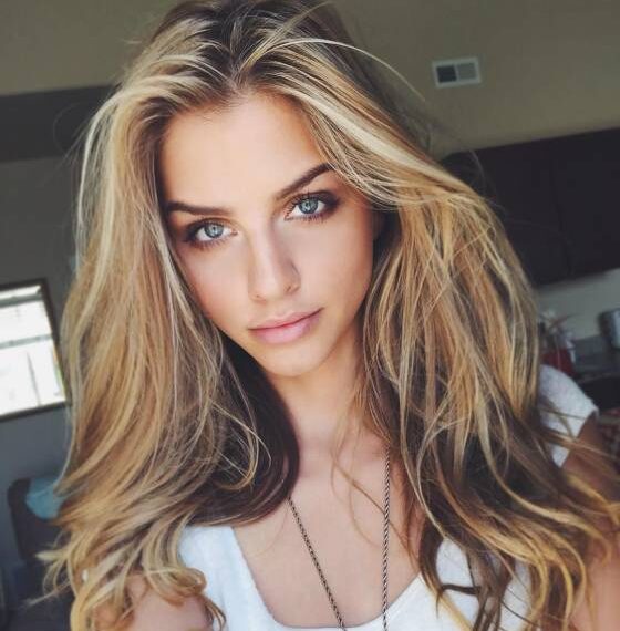 Красиві дівчата обдаровані природною красою