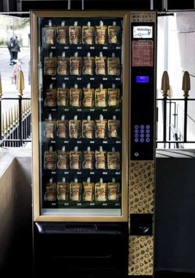 Вуличні автомати з продажу віскі у пакетиках у Лондоні.