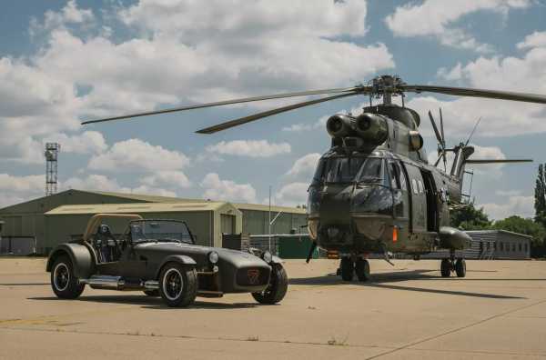 Унікальний родстер Caterham RAF 360 з деталей списаного вертольота