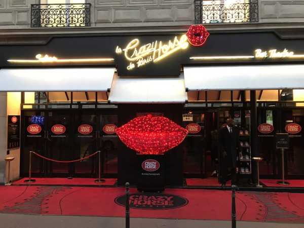 За лаштунками знаменитого паризького кабаре Crazy Horse