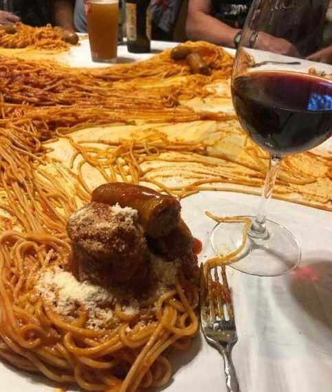 Нові приклади безбаштової подачі страв у ресторанах