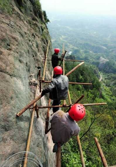 Безстрашні мужики будують гірську стежку без страховки