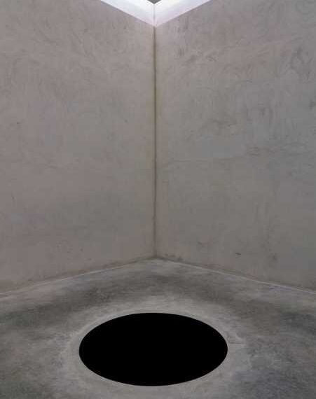 Відвідувач музею провалився в інсталяцію у вигляді чорної плями