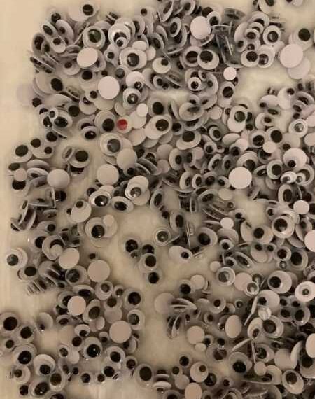 Випадки, коли свій серед чужих, а чужий серед своїх