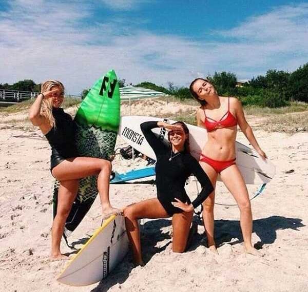 Красиві серфінгістки в бікіні.