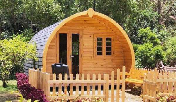 Ергономічний будиночок у дерев'яній бочці для дачної ділянки