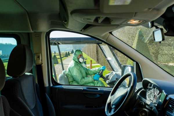 Вуличні знімки в гумористичному ключі від Ніколя Портної