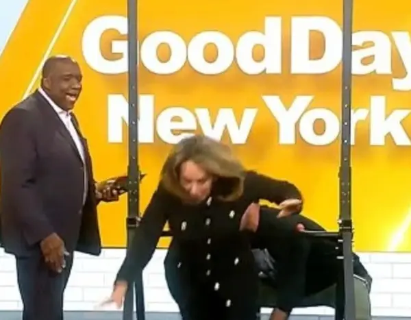 Курйоз у прямому етері: у США 67-річна ведуча впала під час підтягування