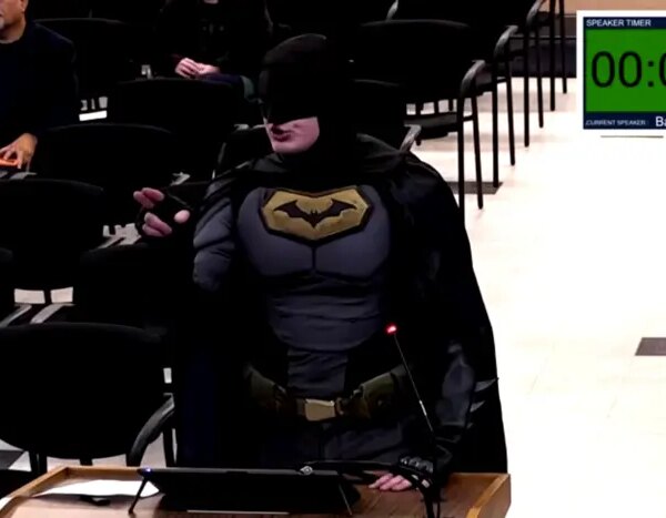 Активіст у костюмі Бетмена зірвав засідання міськради в Каліфорнії