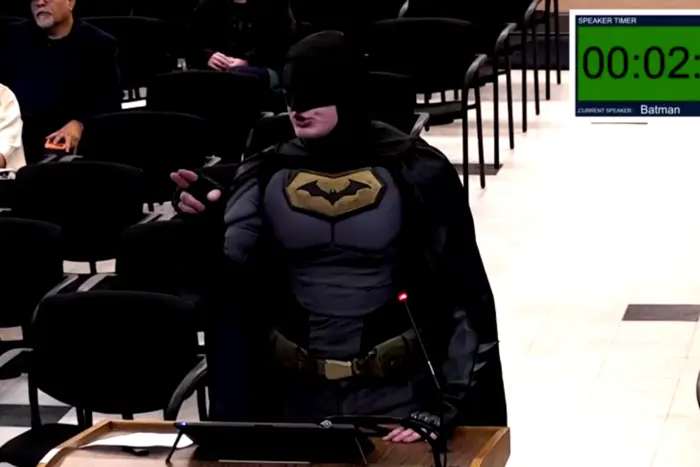 Активіст у костюмі Бетмена зірвав засідання міськради в Каліфорнії