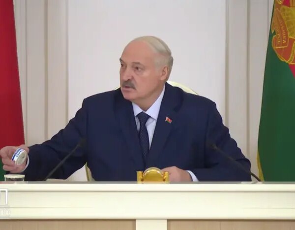 Лукашенку принесли снюс під час наради з урядом