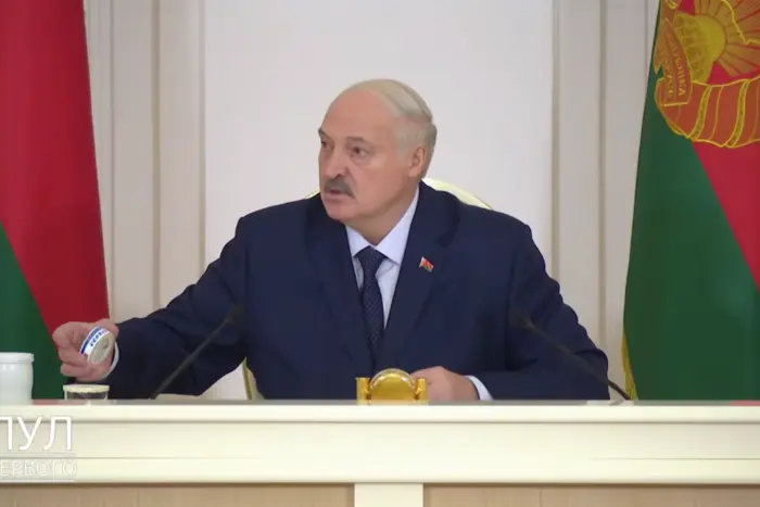 Лукашенку принесли снюс під час наради з урядом