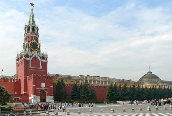 Чому Червона площа називається червоною?