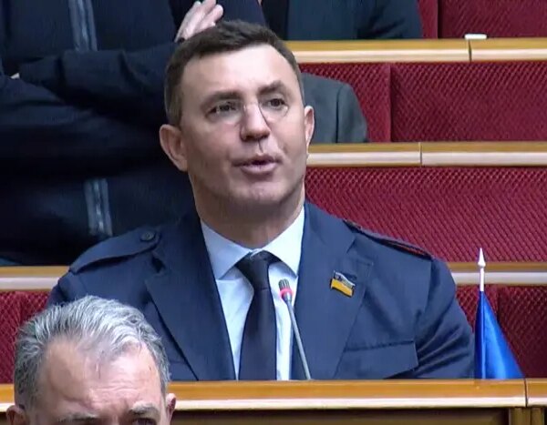 Тищенко з’явився у Раді в незвичних окулярах (фото)