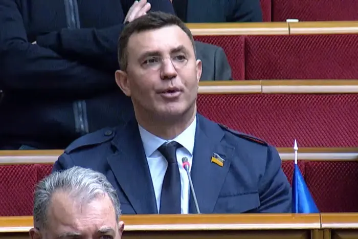 Тищенко з’явився у Раді в незвичних окулярах (фото) 1