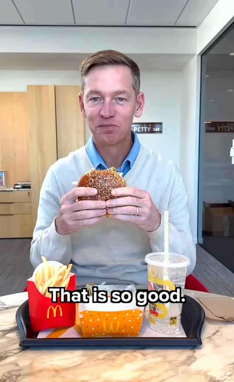 Гендиректор McDonald’s скушував бургер та нарвався на критику соцмереж (відео) 6
