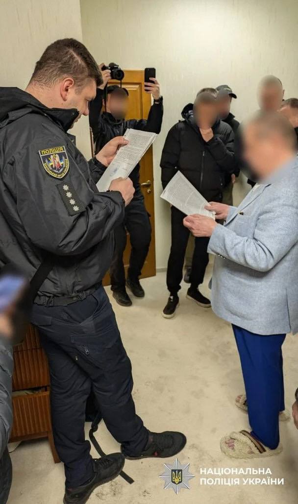 Поплавський зустрів правоохоронців під час обшуків у брендових капцях: яка ціна (фото) 8