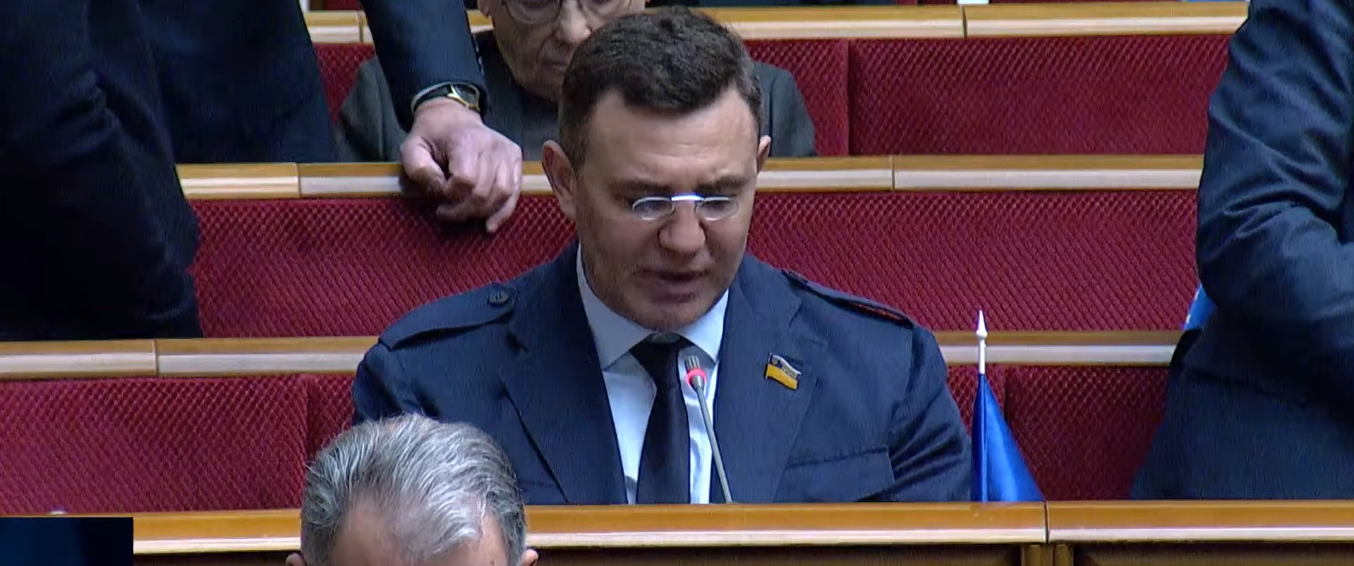 Тищенко з’явився у Раді в незвичних окулярах (фото) 9