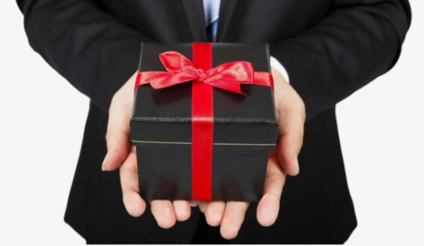 Що подарувати діловій жінці?