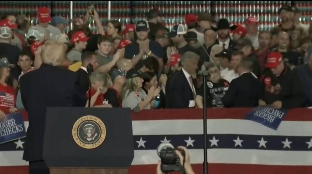 Під час виступу Дональда Трампа зомліла жінка (відео) 4