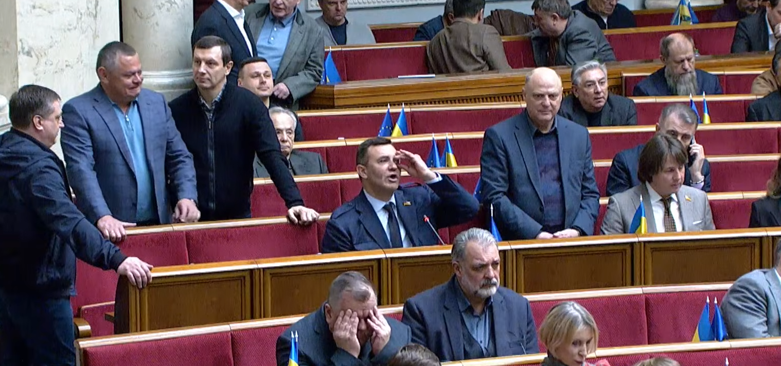 Тищенко з’явився у Раді в незвичних окулярах (фото) 8