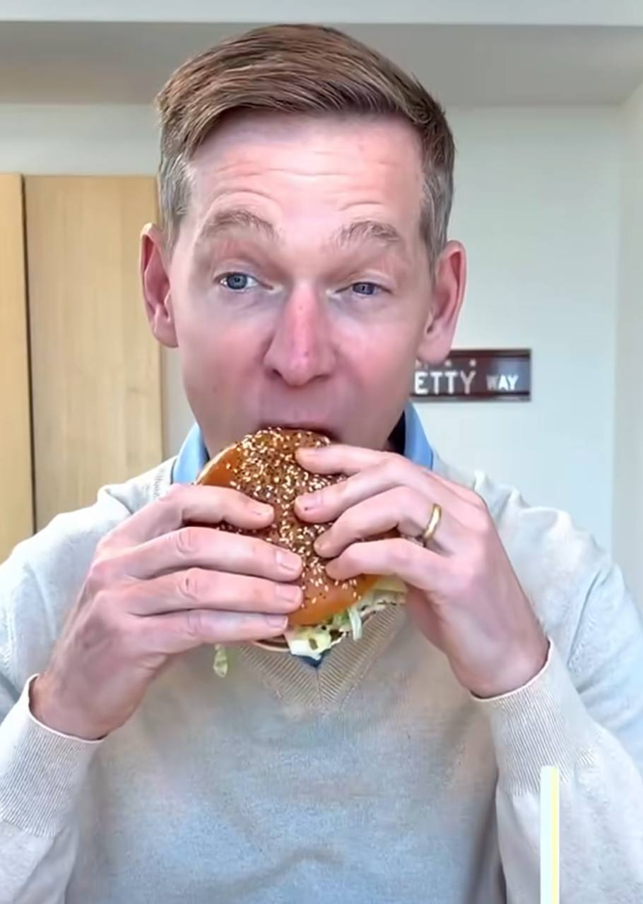 Гендиректор McDonald’s скушував бургер та нарвався на критику соцмереж (відео) 5