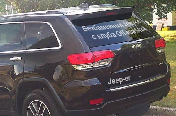 Вінілові наклейки з нікнеймами: як ім'я у віртуальності стає частиною реальності 12