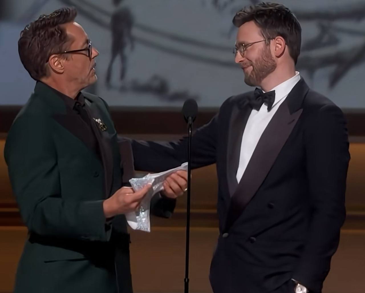 Роберт Дауні-молодший дістав з кишені стрінги прямо на сцені Оскара-2026 4