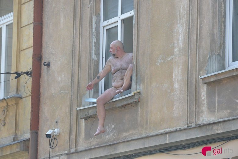 Голий перформанс у центрі Львова: іноземець виліз на вікно та налякав туристів (фото) 5