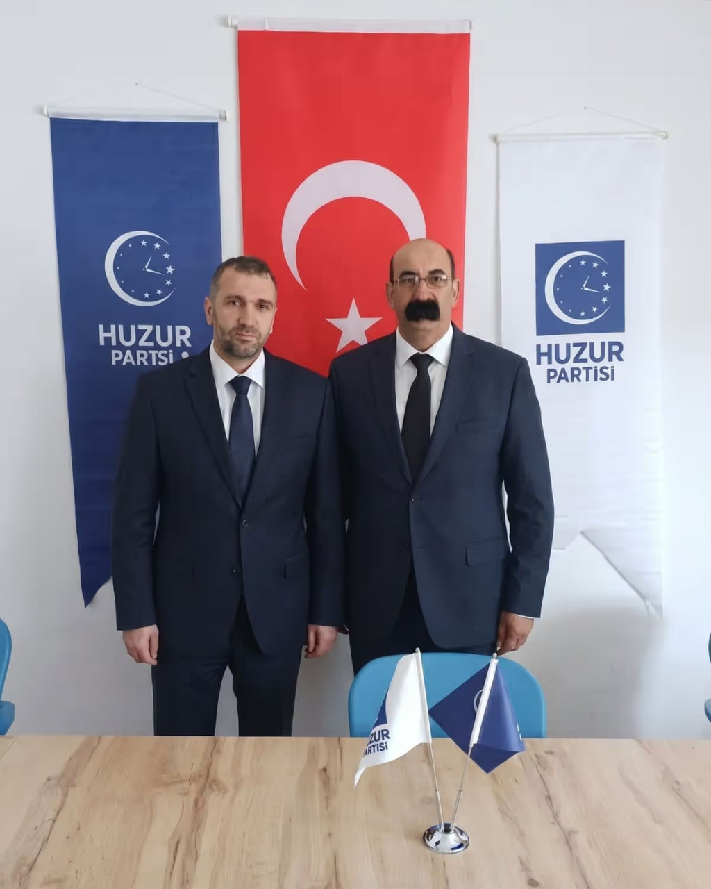 Турецький політик підкорив мережу своїми вусами та став зіркою інтернету 7