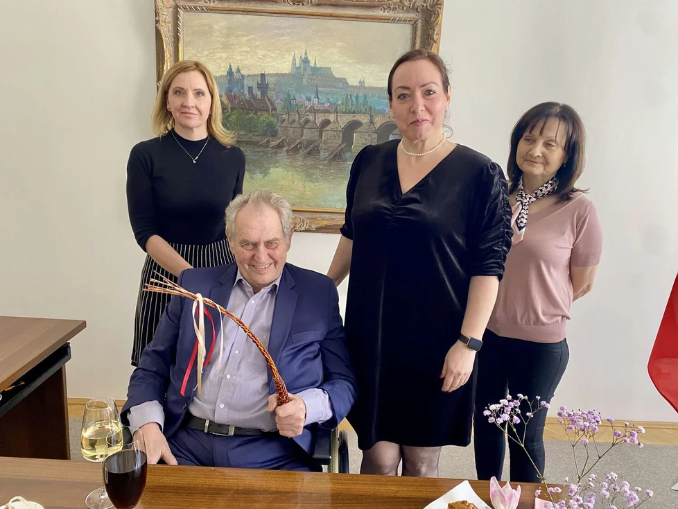 Експрезидент Чехії на Великдень за традицією «відшмагав» свою медсестру (відео) 5