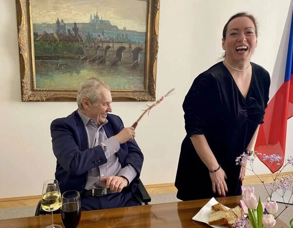 ХА-ХА новини 52 Експрезидент Чехії на Великдень за традицією «відшмагав» свою медсестру (відео)