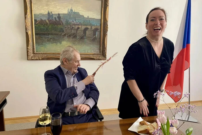 ХА-ХА новини 42 Експрезидент Чехії на Великдень за традицією «відшмагав» свою медсестру (відео)