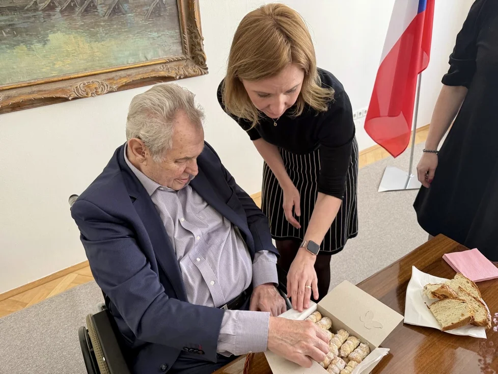 Експрезидент Чехії на Великдень за традицією «відшмагав» свою медсестру (відео) 6