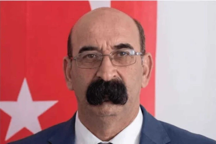 Турецький політик підкорив мережу своїми вусами та став зіркою інтернету