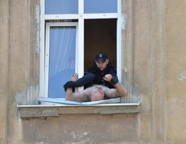 ХА-ХА новини 45 Голий перформанс у центрі Львова: іноземець виліз на вікно та налякав туристів…